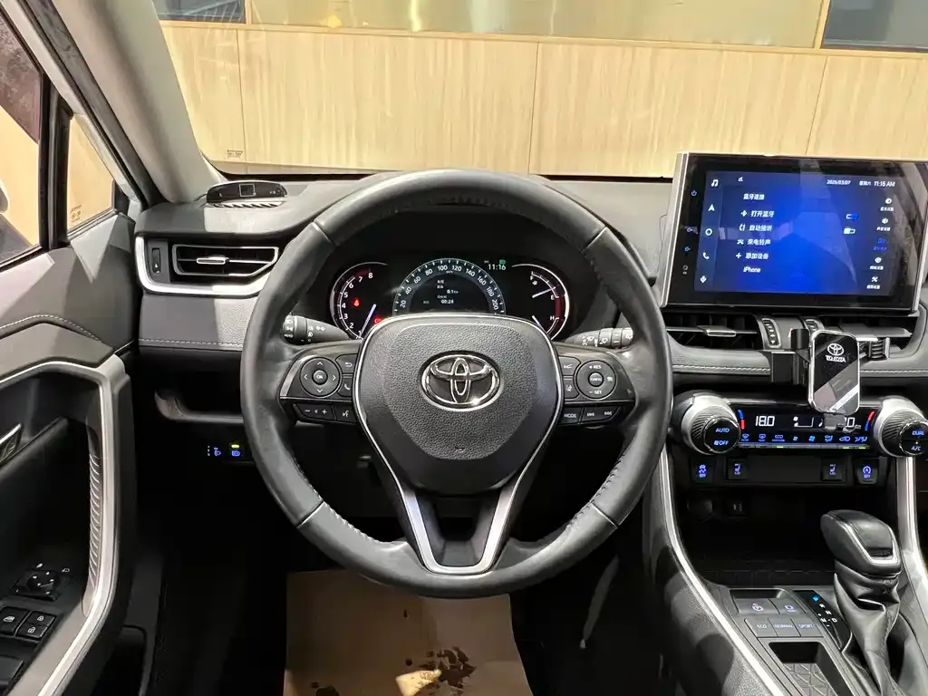 Toyota RAV4 — фото 8