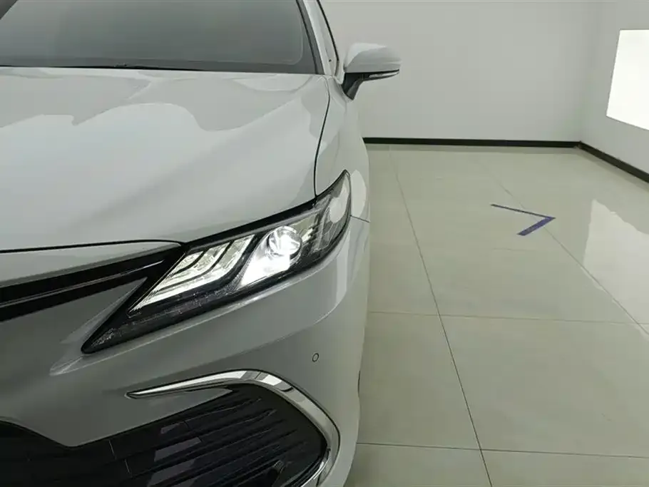 Toyota Camry — фото 3