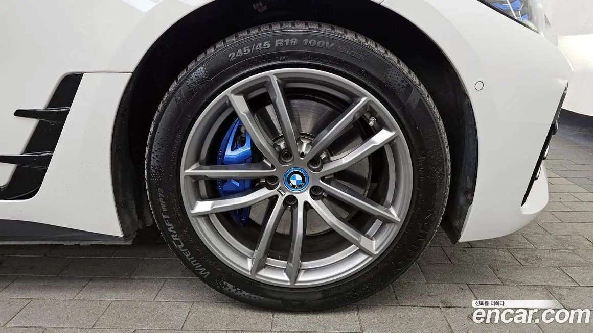 BMW i4 — фото 8