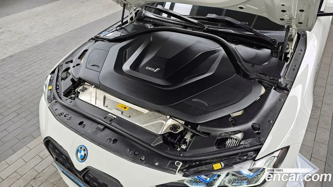 BMW i4 — фото 9