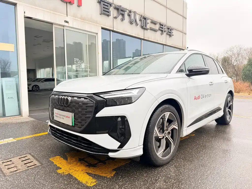 Audi Q4 e-tron — фото 1