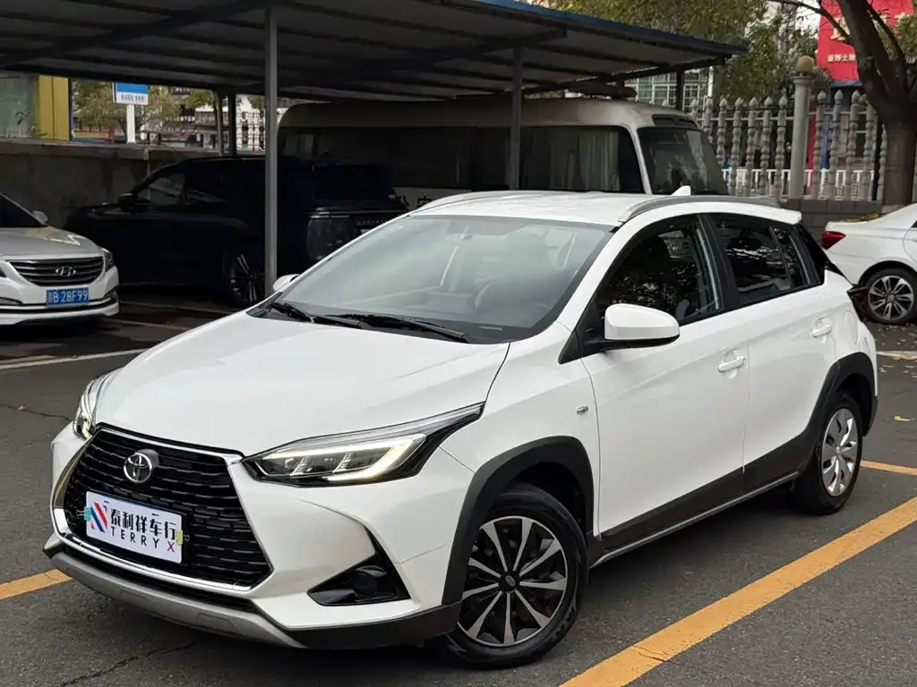Toyota Yaris L — фото 1