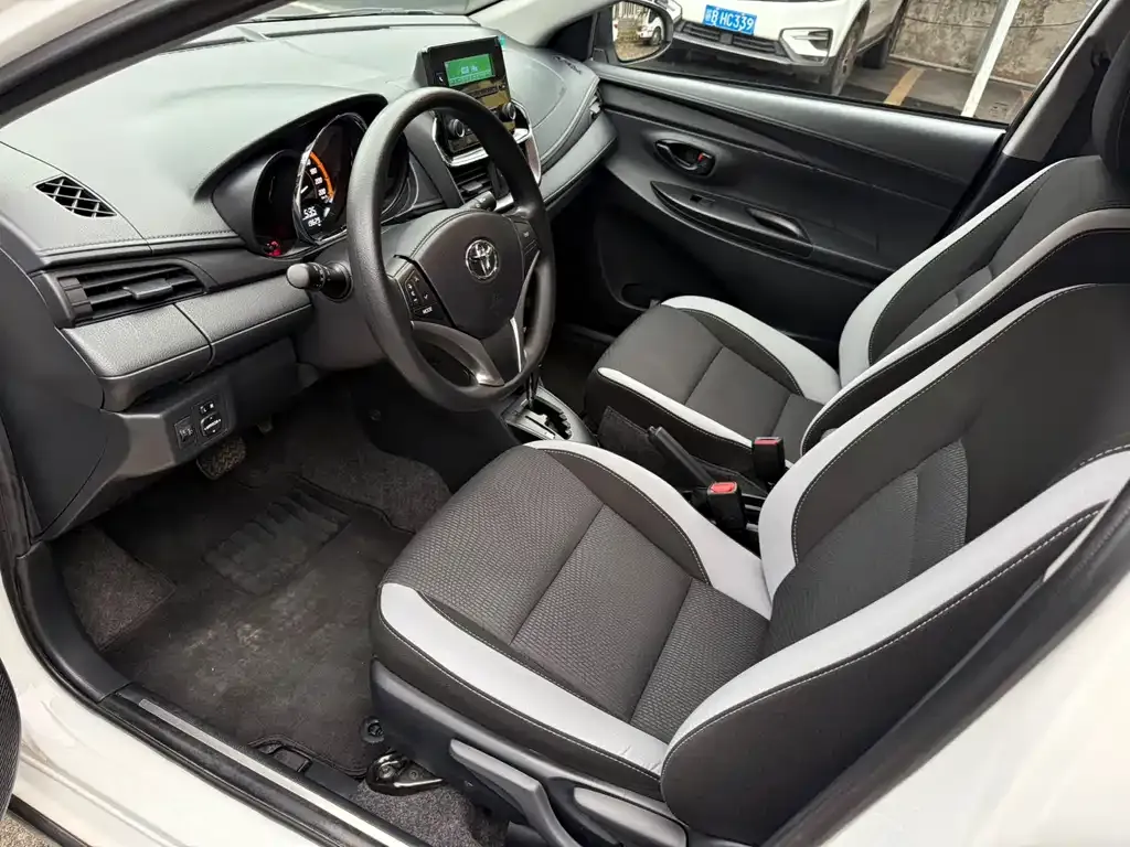 Toyota Yaris L — фото 7