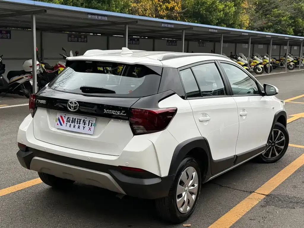 Toyota Yaris L — фото 8