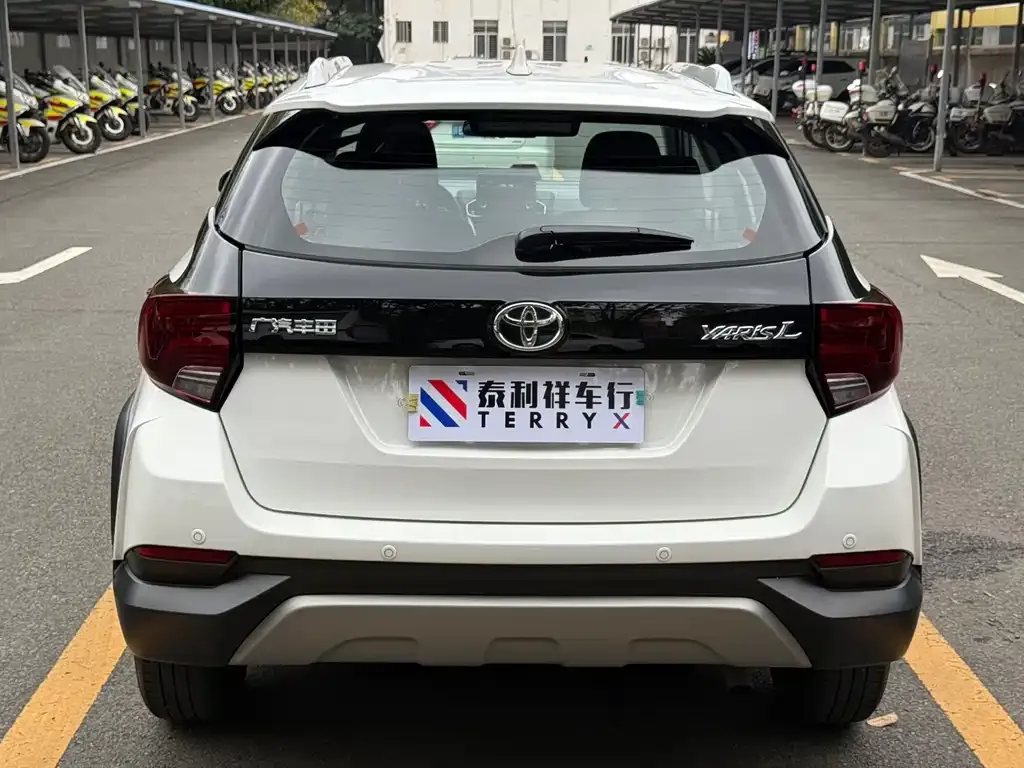 Toyota Yaris L — фото 4