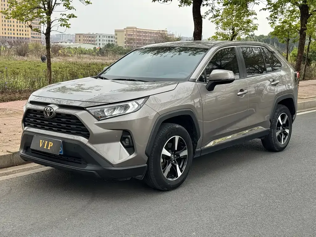 Toyota RAV4 — фото 1