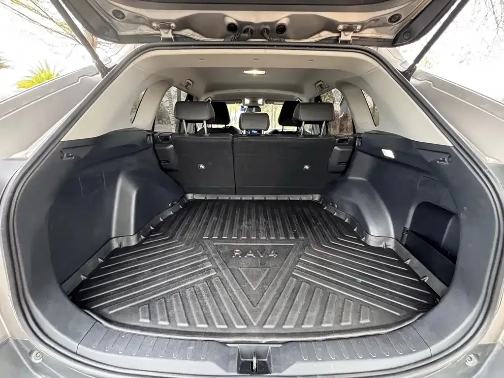 Toyota RAV4 — фото 7