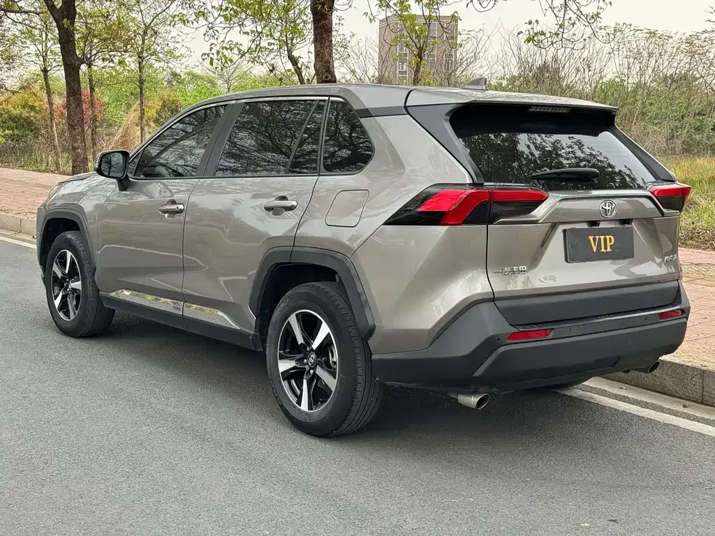 Toyota RAV4 — фото 5