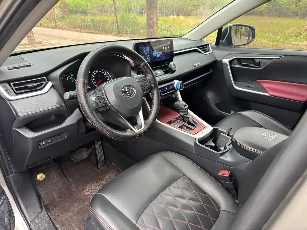 Toyota RAV4 — фото 8