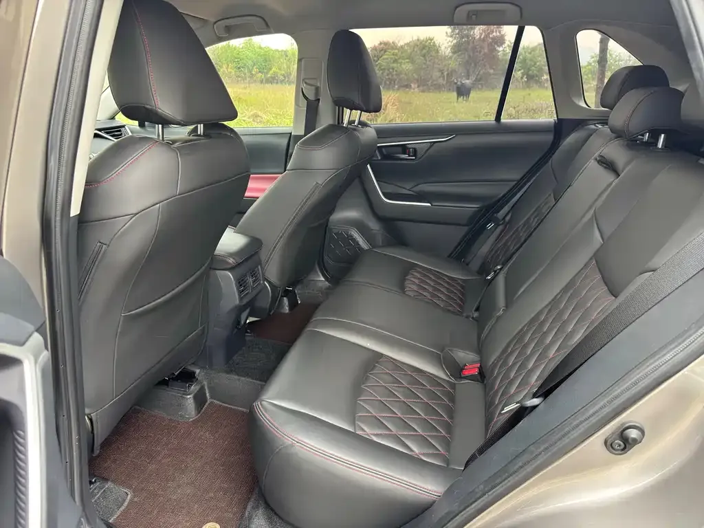 Toyota RAV4 — фото 6