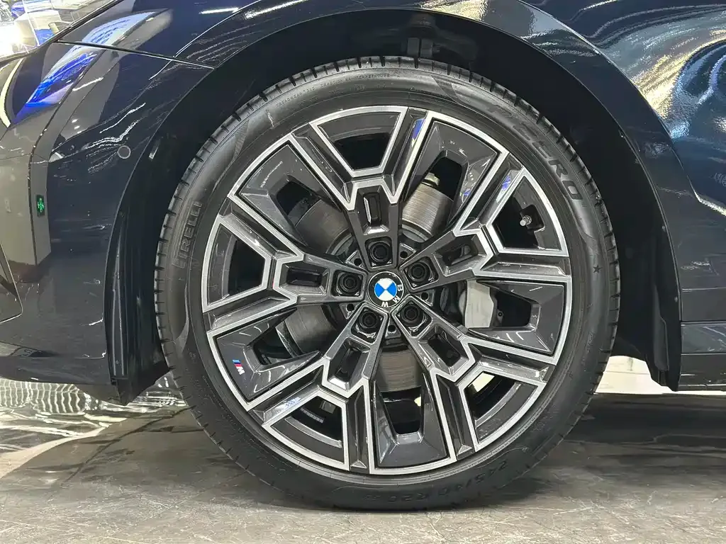 BMW 5 Series — фото 10