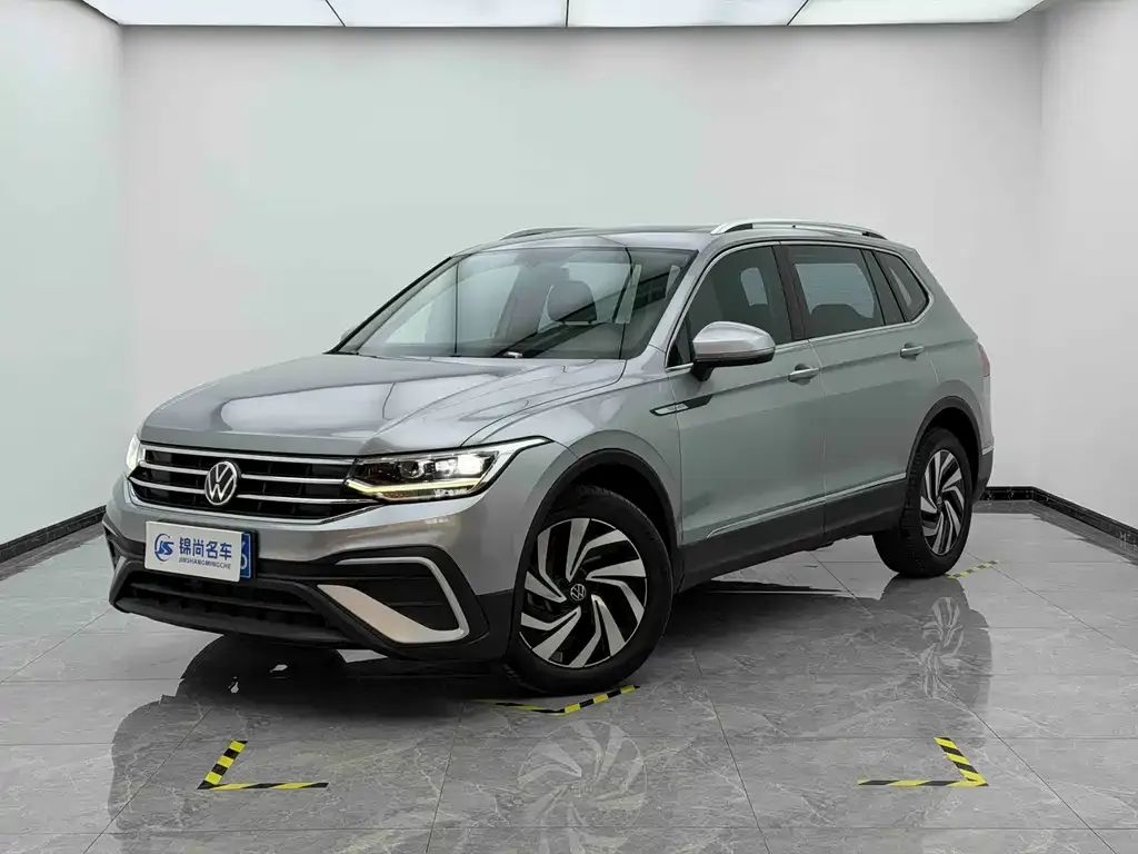 Volkswagen Tiguan L — фото 1