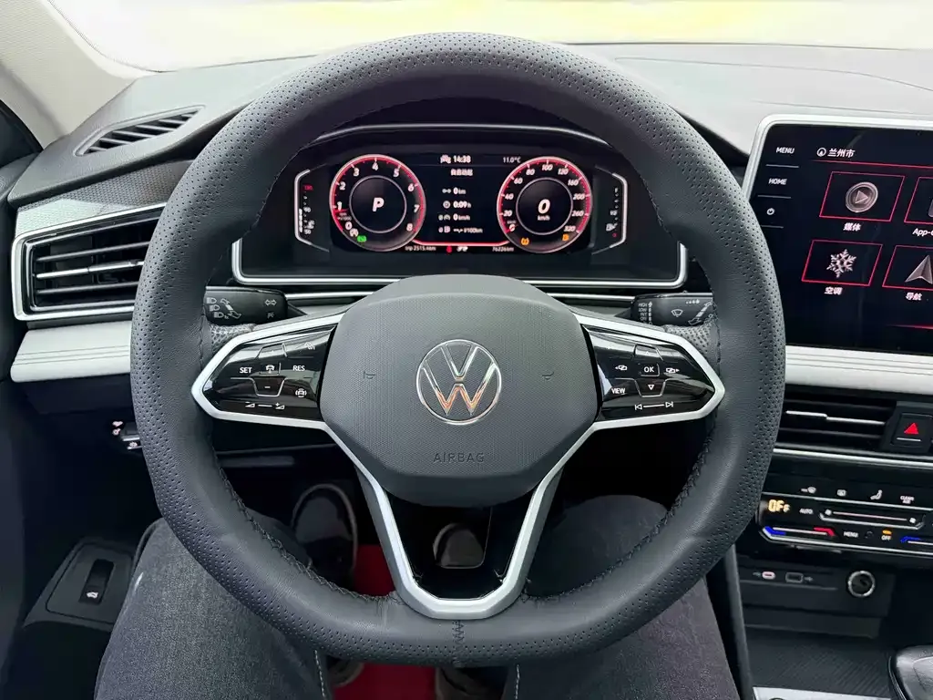 Volkswagen Tiguan L — фото 10