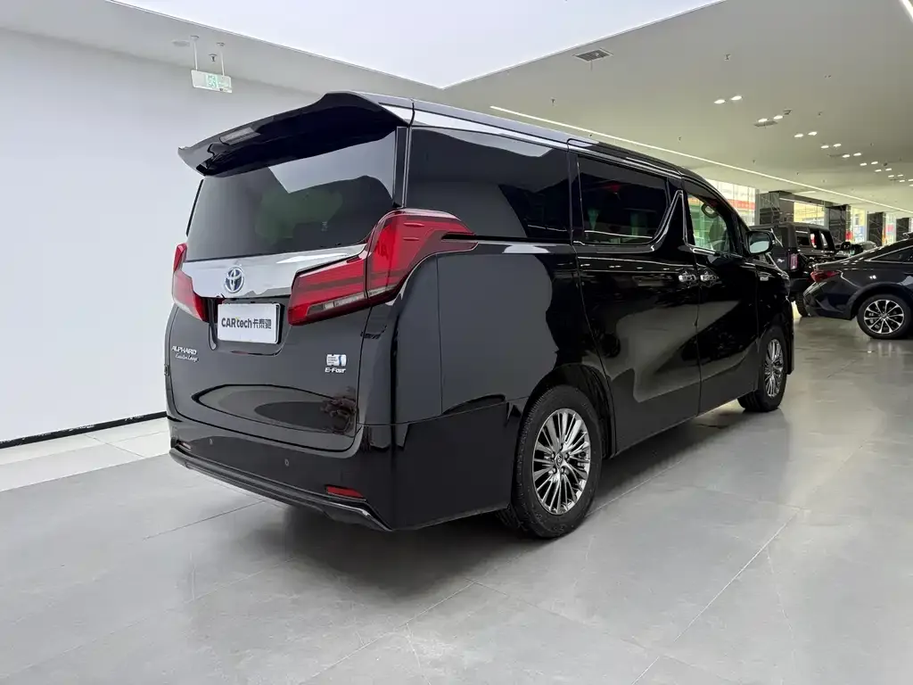 Toyota Alphard — фото 2