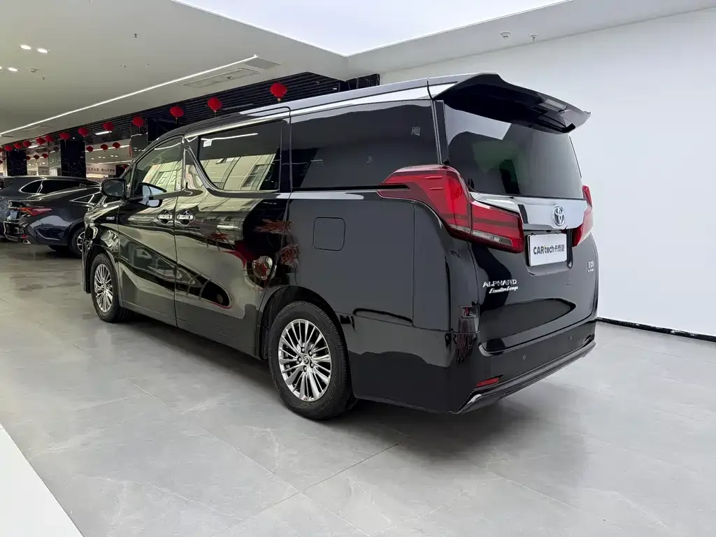 Toyota Alphard — фото 5