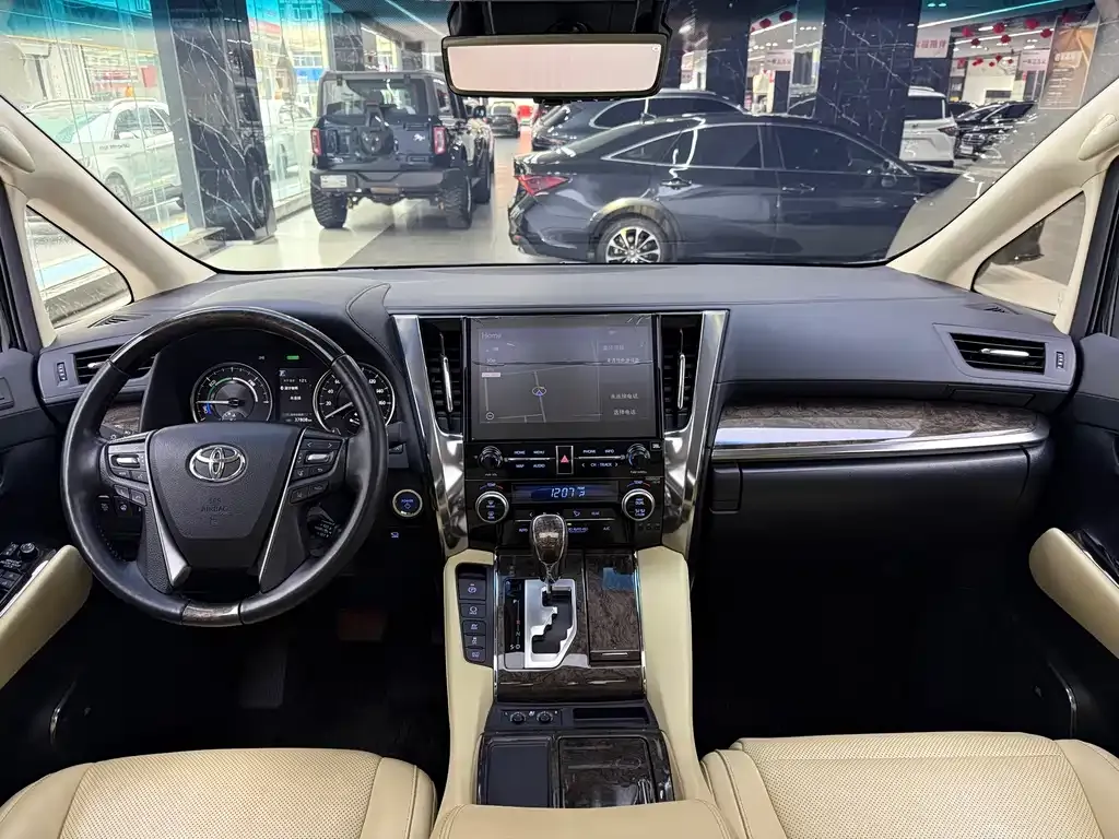Toyota Alphard — фото 8