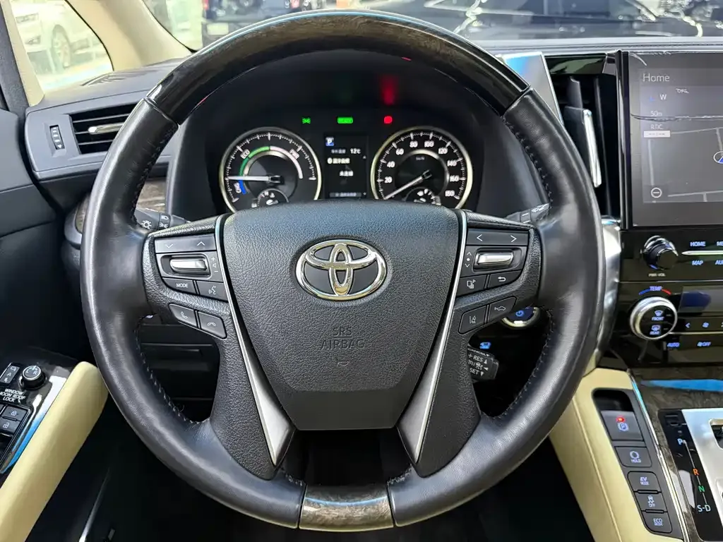 Toyota Alphard — фото 9