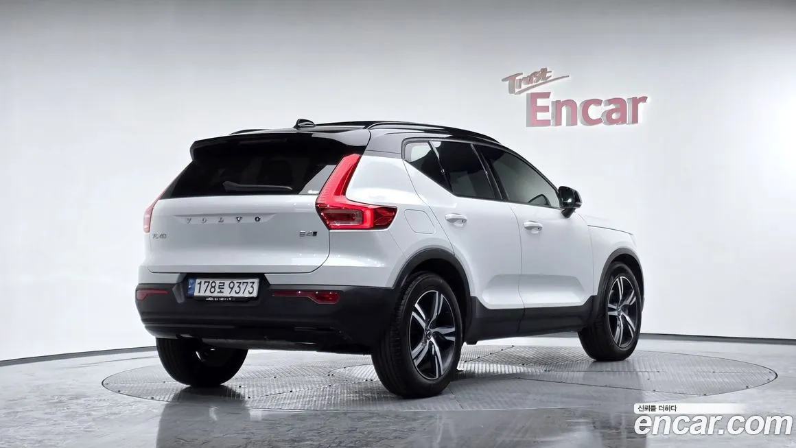 Volvo XC40 — фото 5