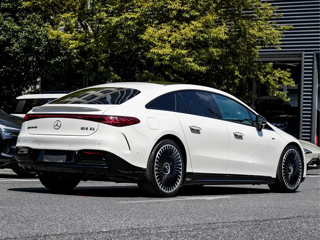 Mercedes-Benz EQS AMG — фото 10