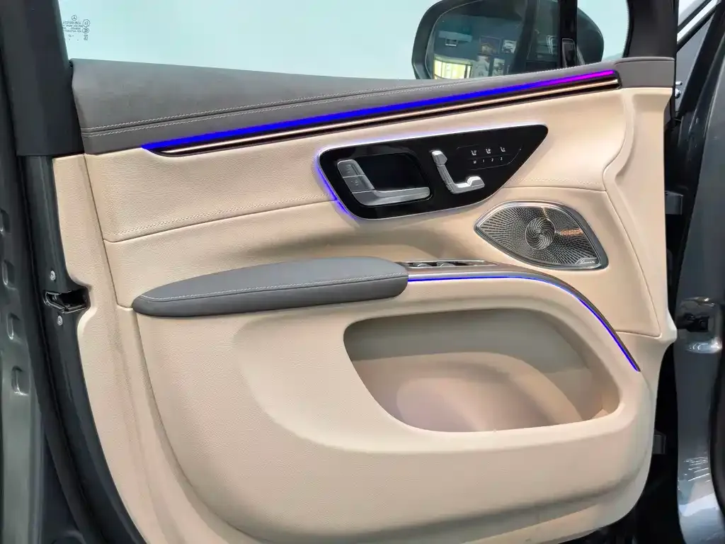Mercedes-Benz EQS SUV — фото 6
