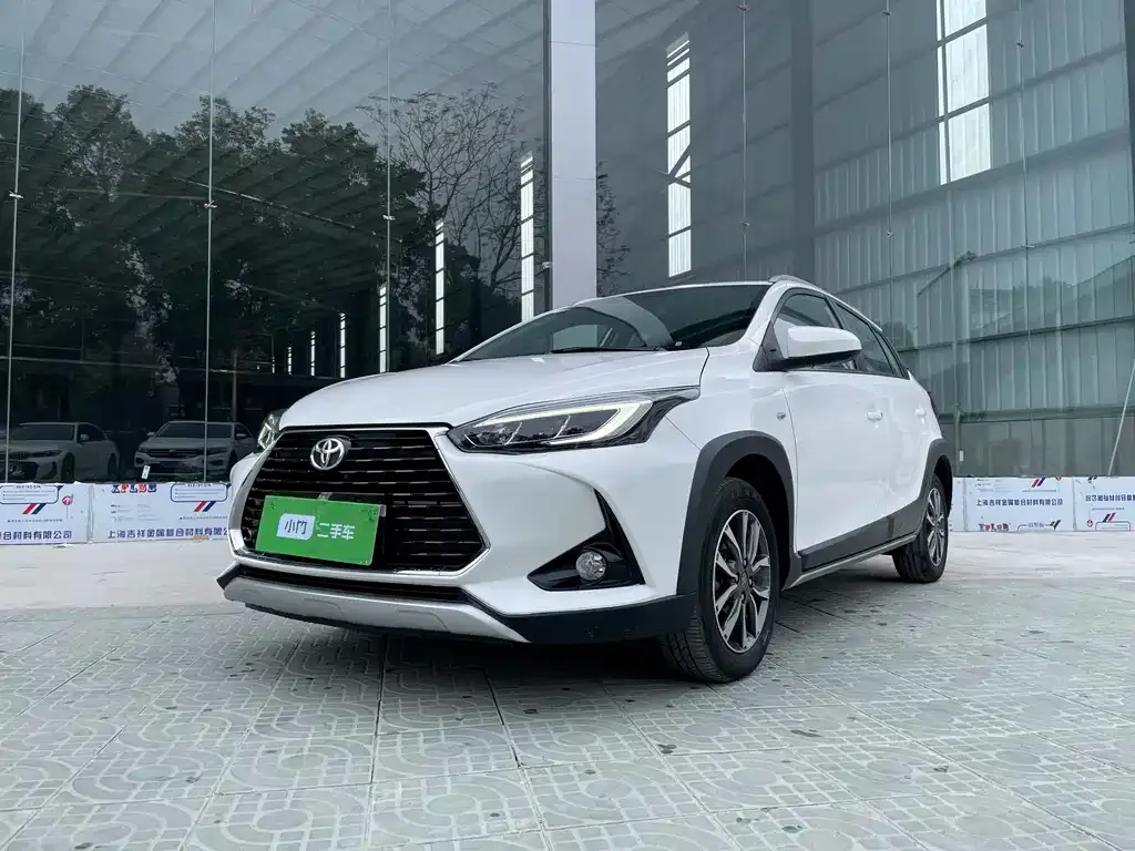 Toyota Yaris L — фото 1