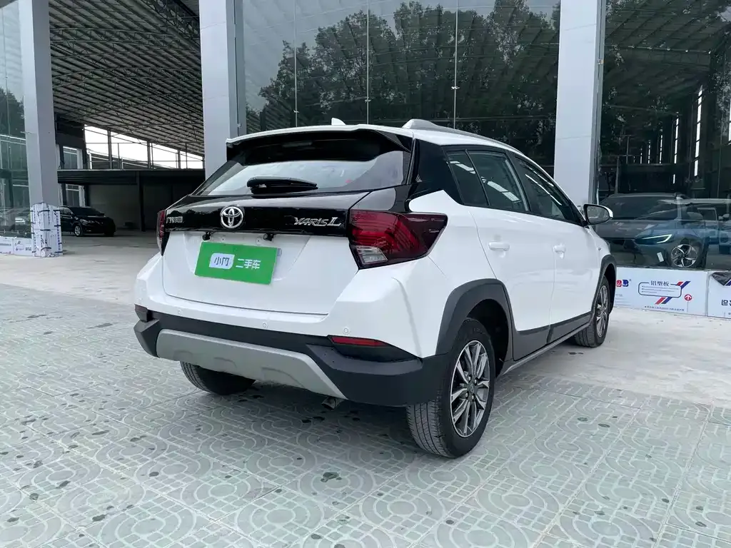 Toyota Yaris L — фото 10