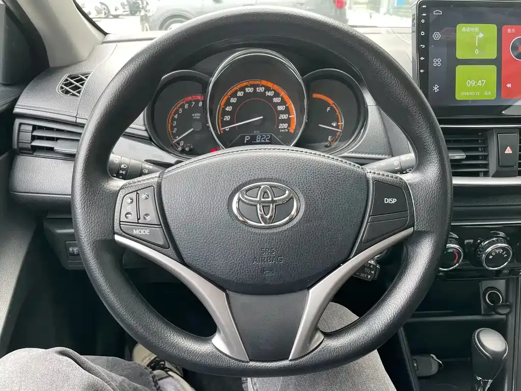 Toyota Yaris L — фото 4
