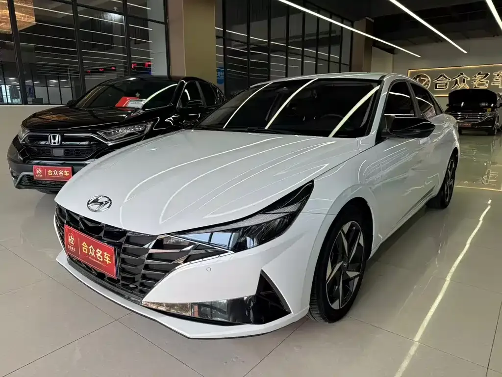 Hyundai Elantra — фото 1