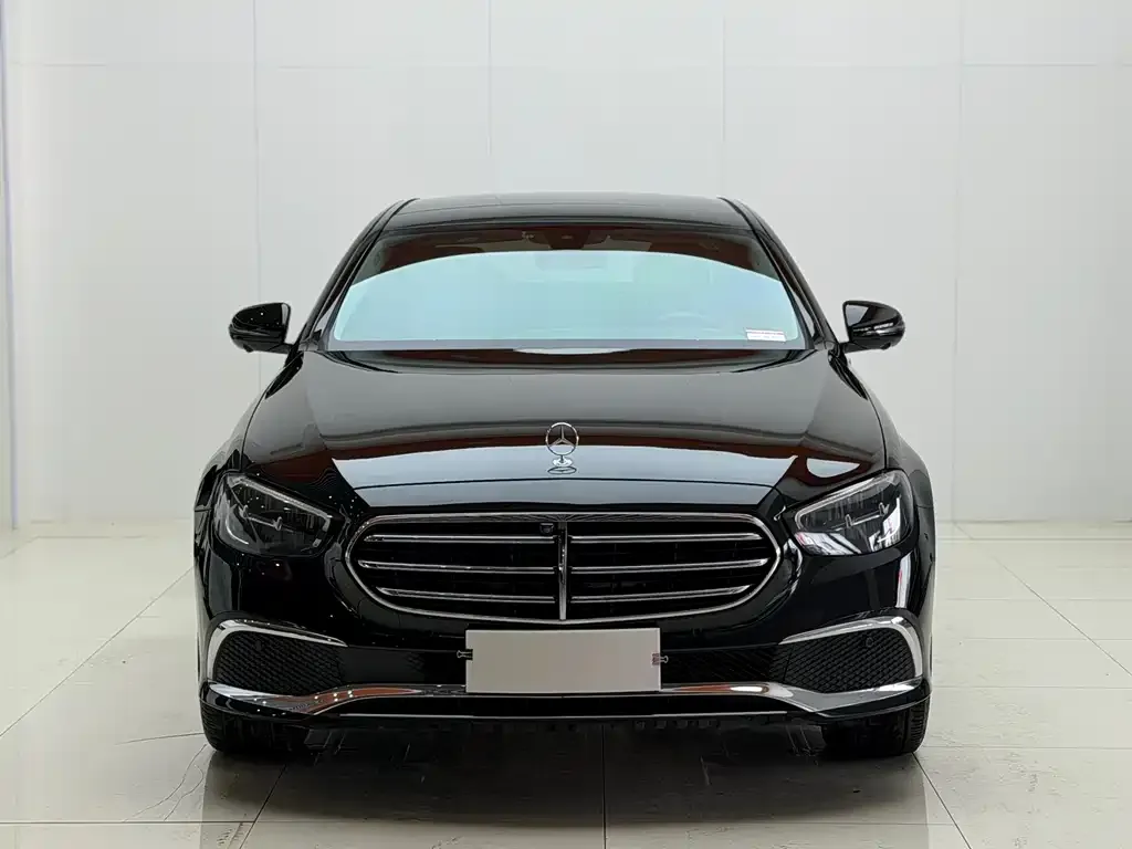 Mercedes-Benz E-Class — фото 1