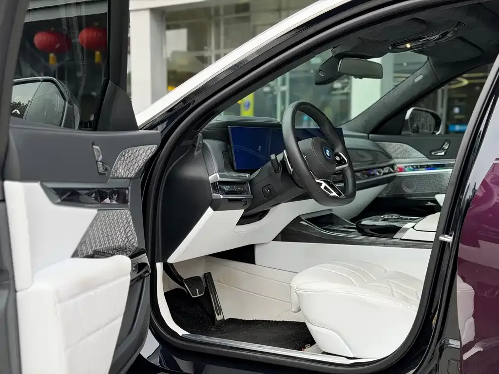 BMW i7 — фото 8