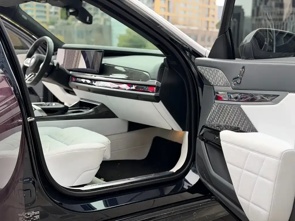 BMW i7 — фото 10