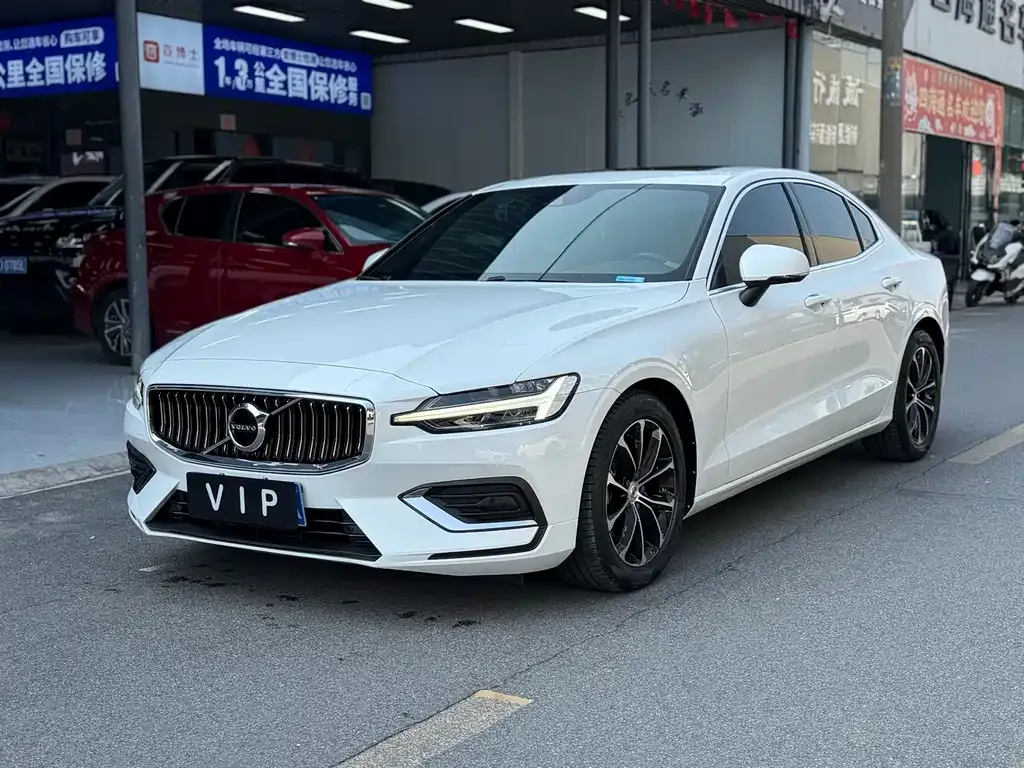 Volvo S60 — фото 1
