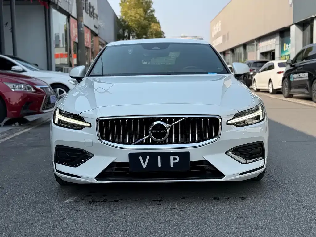 Volvo S60 — фото 10
