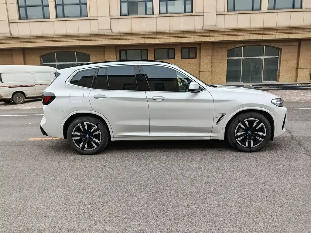 BMW iX3 — фото 9
