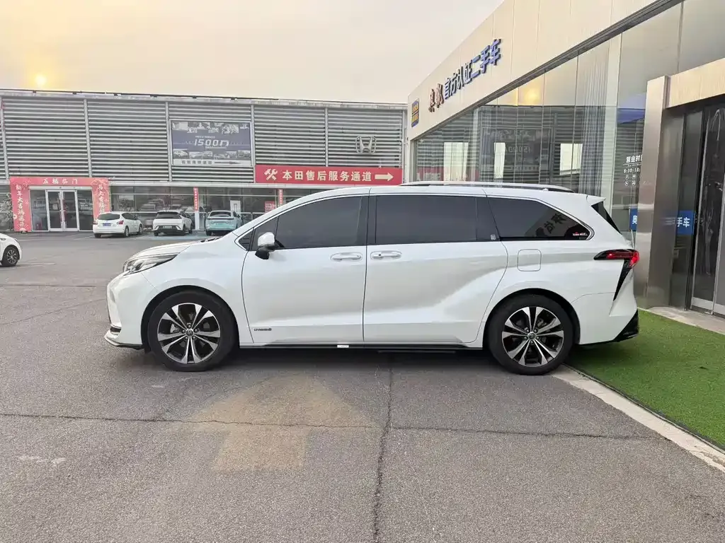 Toyota Granvia — фото 3