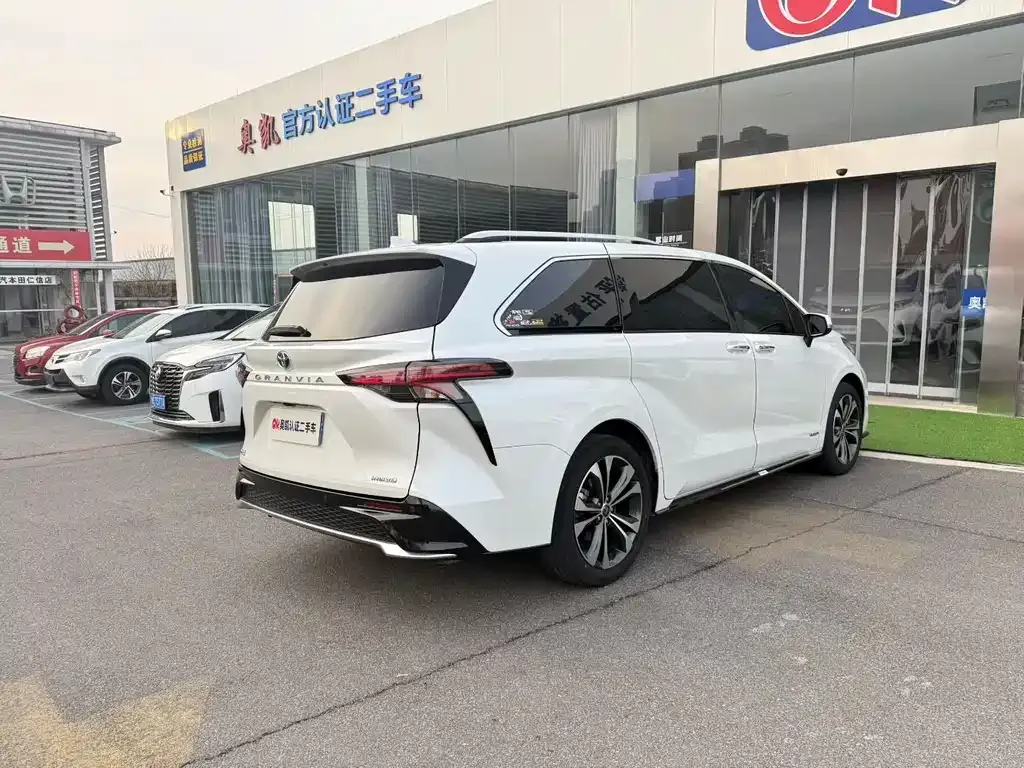 Toyota Granvia — фото 5
