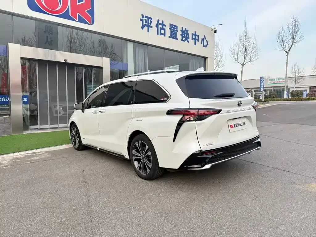 Toyota Granvia — фото 2