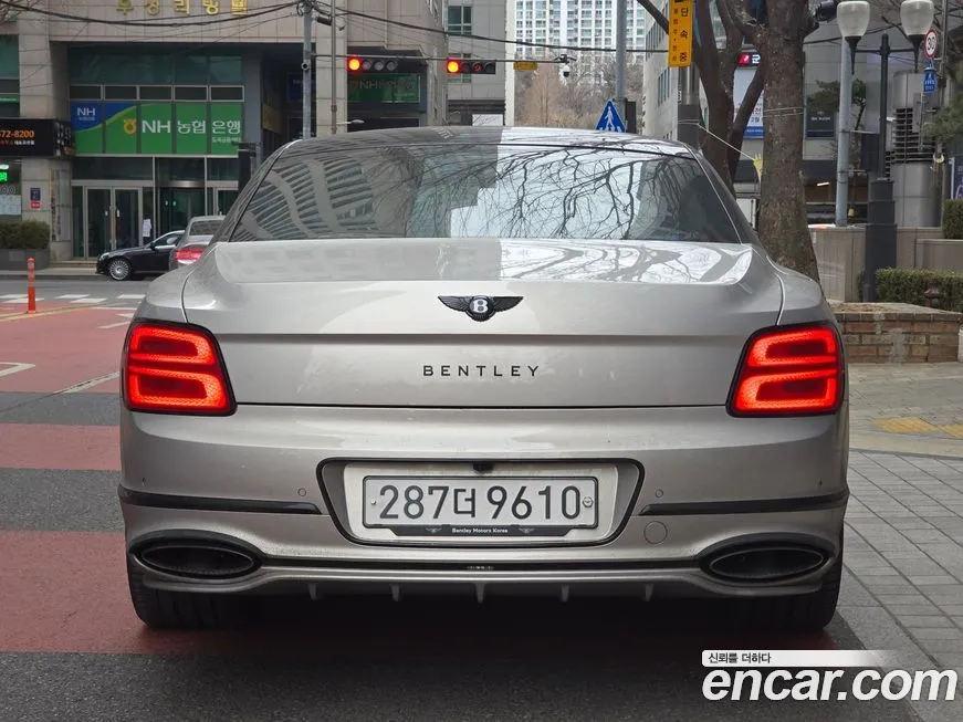 Bentley Flying Spur — фото 9