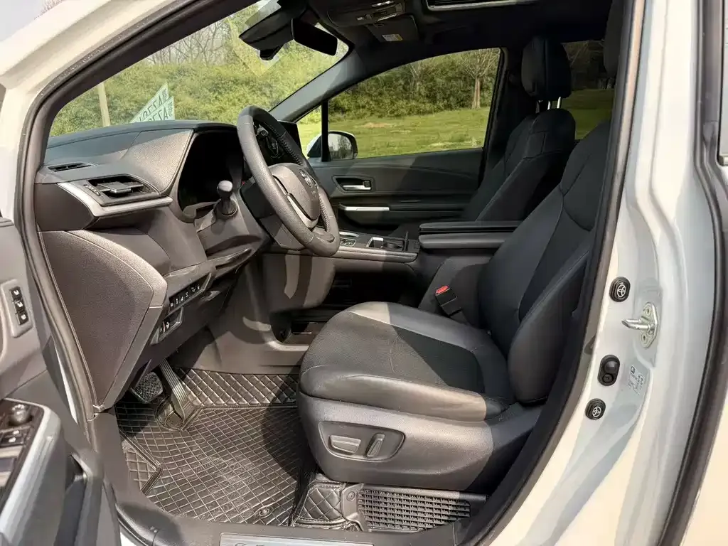 Toyota Granvia — фото 4