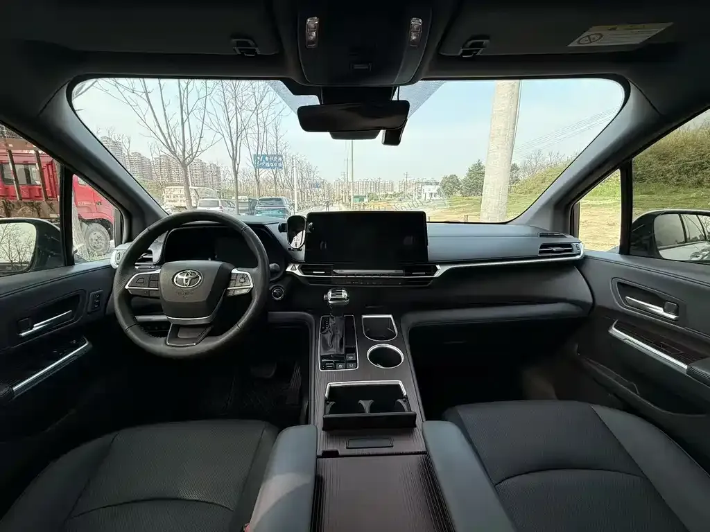 Toyota Granvia — фото 2