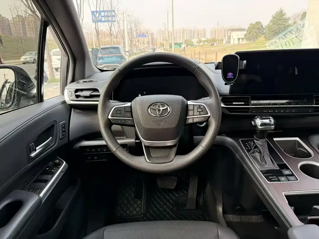 Toyota Granvia — фото 3