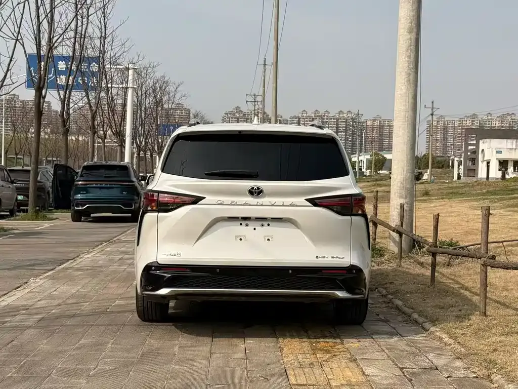Toyota Granvia — фото 7