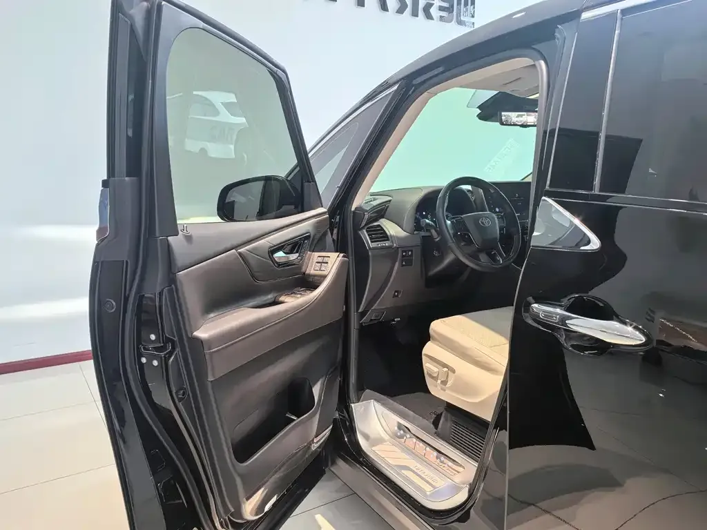 Toyota Alphard — фото 2