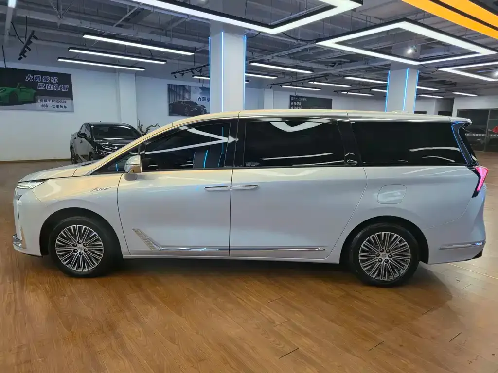 Buick GL8 Hybrid — фото 3