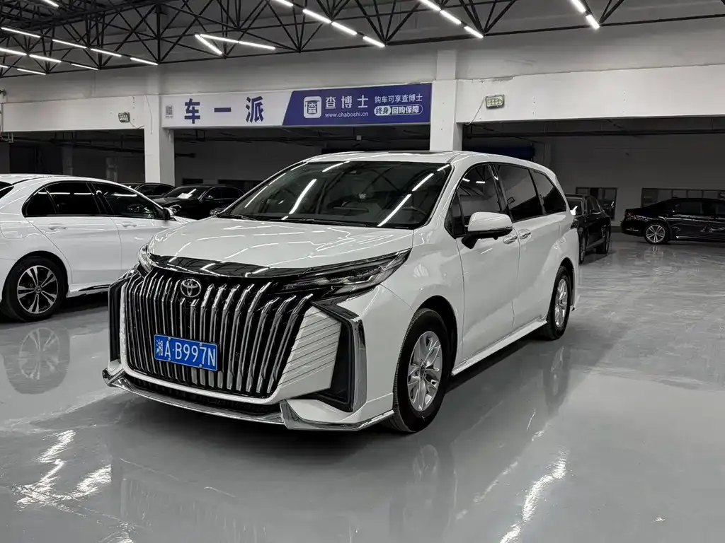 Toyota Granvia — фото 1