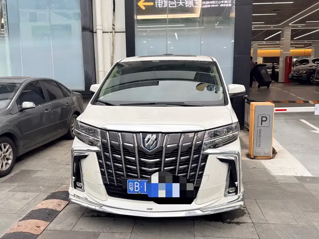 Toyota Alphard — фото 1