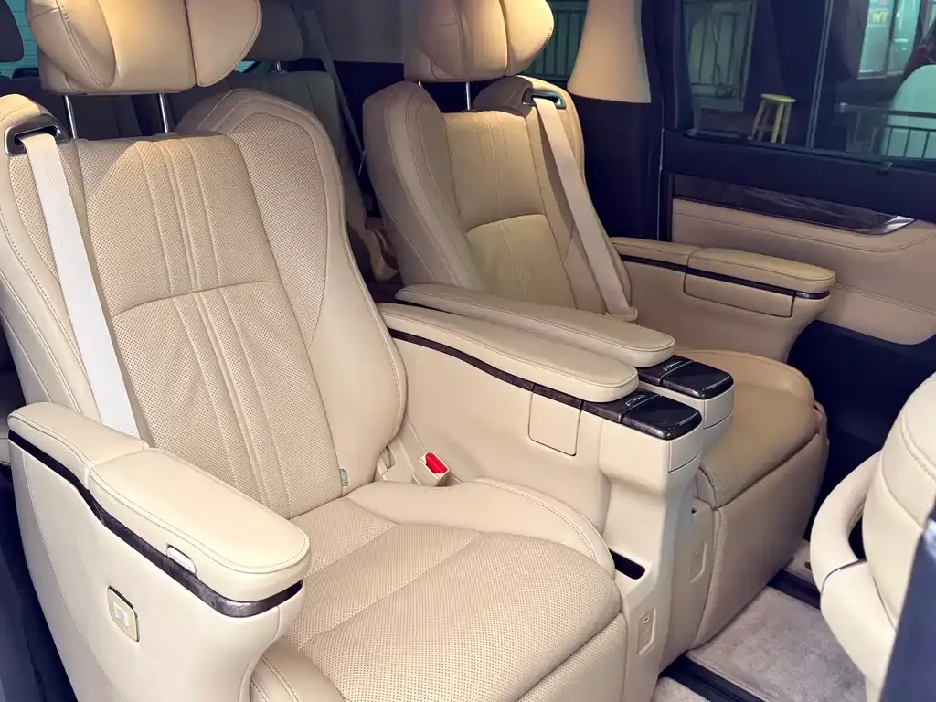 Toyota Alphard — фото 2