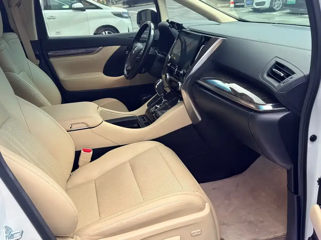 Toyota Alphard — фото 5
