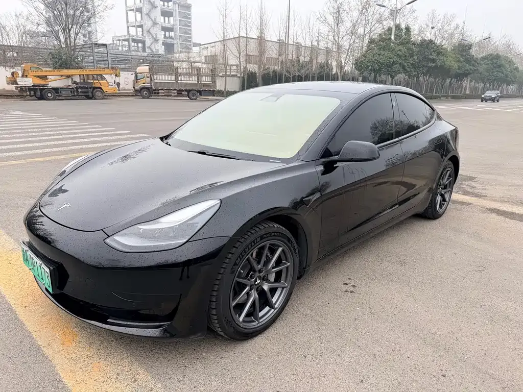 Tesla Model 3 — фото 1