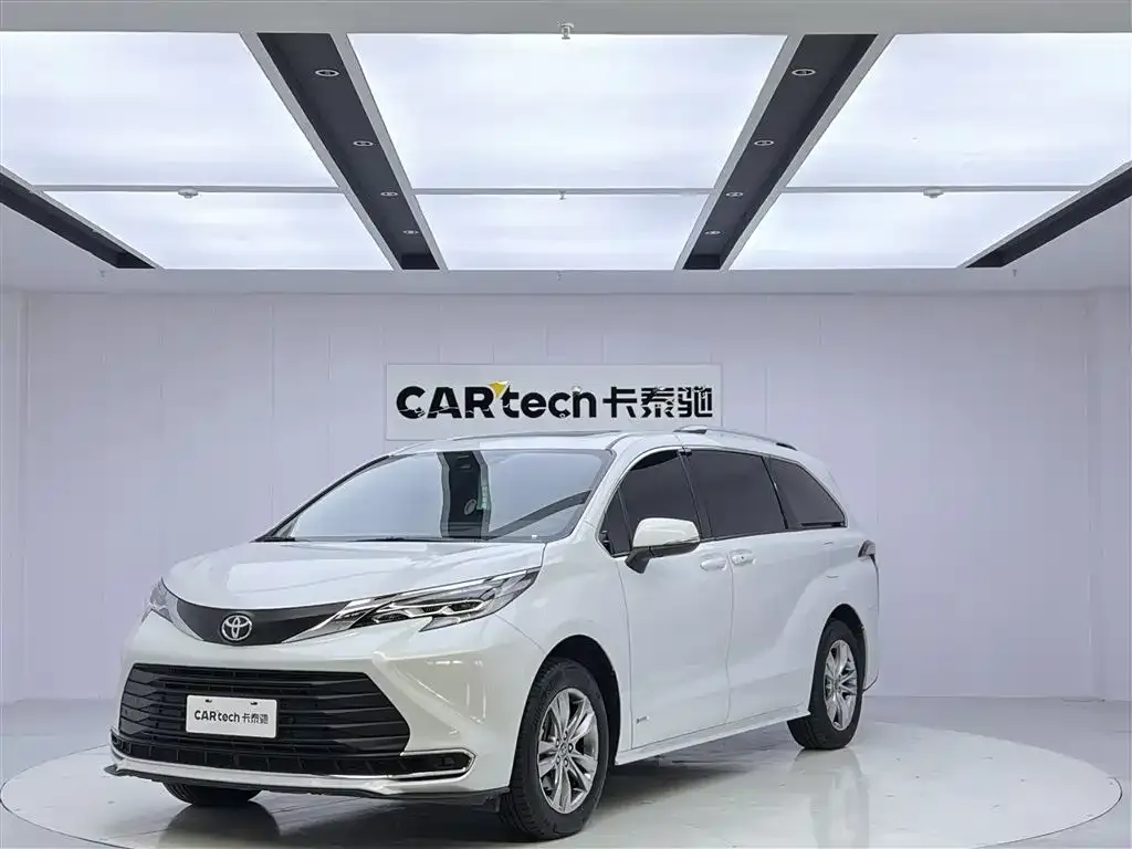 Toyota Sienna — фото 1